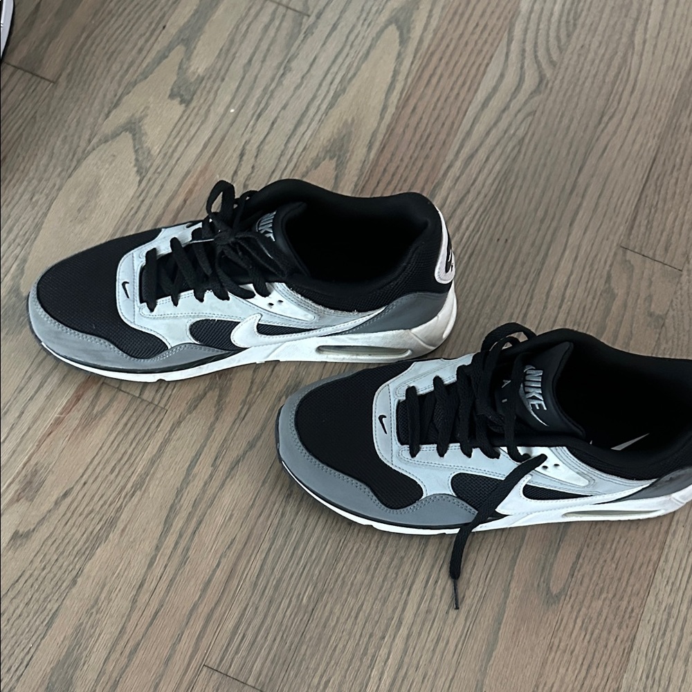 Nike Men's Black and White Sneakers